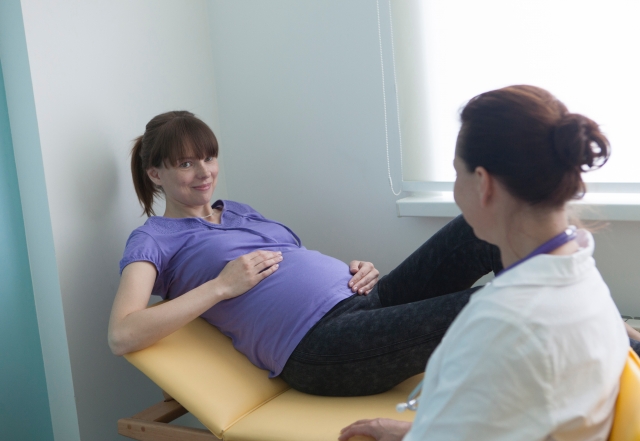 健診を受ける妊婦