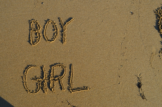 砂に書いたBOYとGIRLの文字