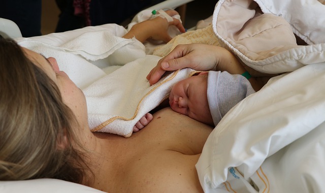 出産直後の赤ちゃんを胸に抱くママ
