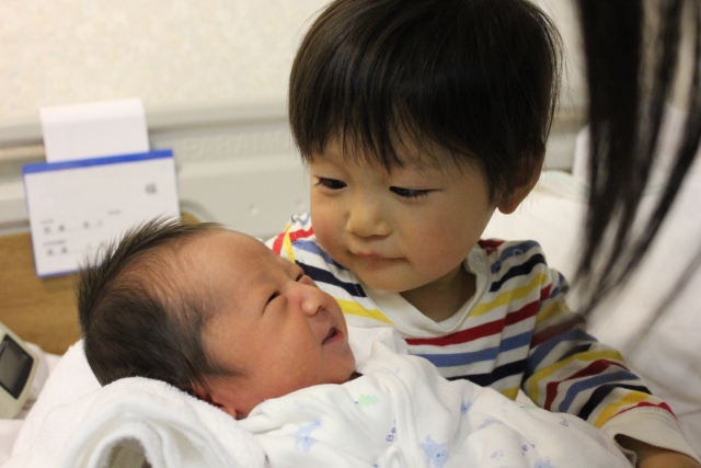 赤ちゃんを見守る子ども