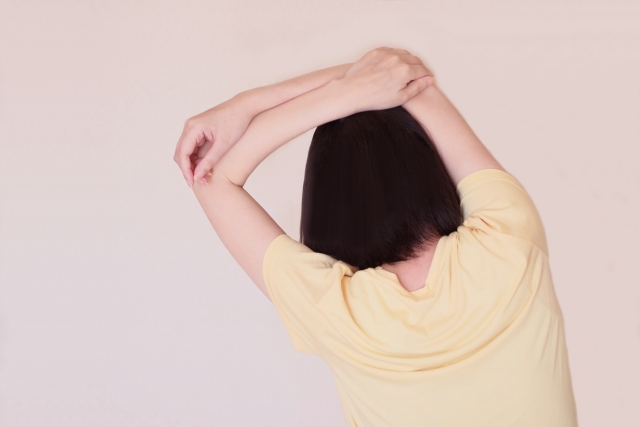 ストレッチする女性